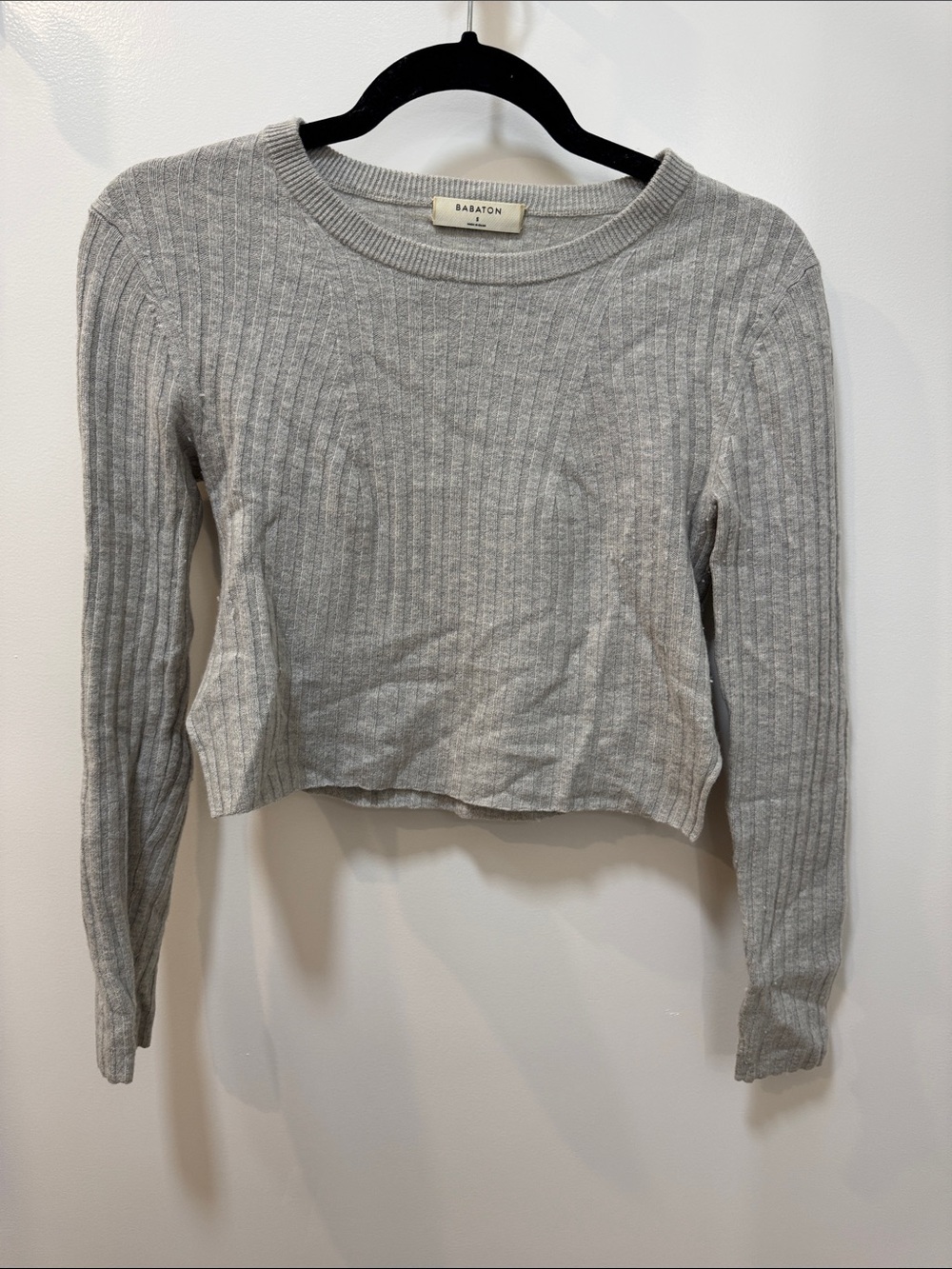 Babaton Light Gray Ribbed Long-Sleeve Crop Top
